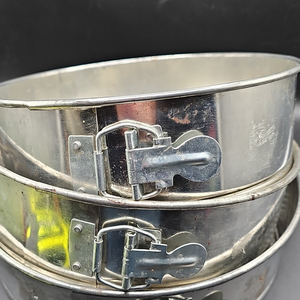 Round Metal Springform Cake Pans Set of 3, 10 in Silver Removable Bottom - Picture 7 of 7